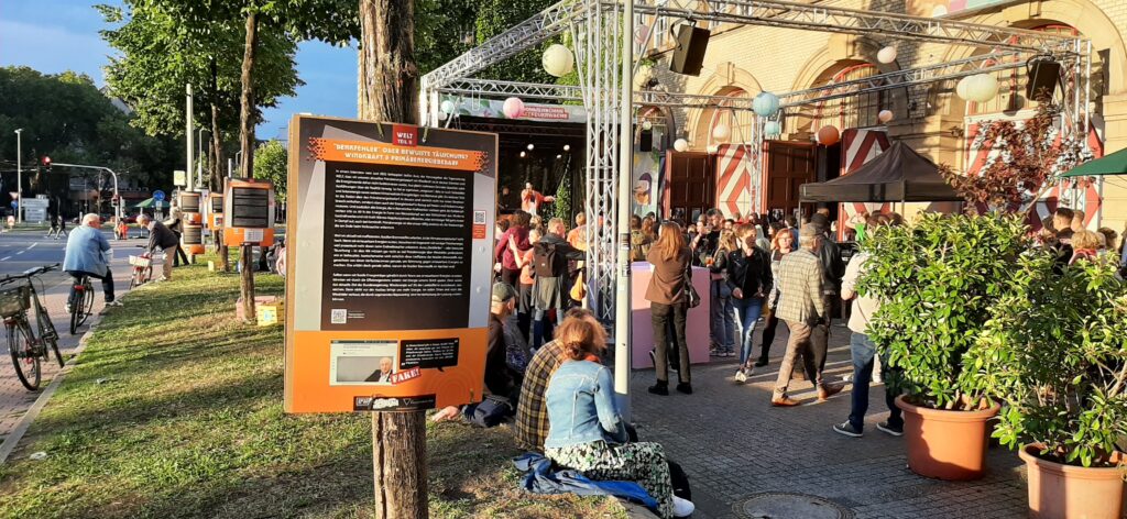 Zum sechsten Mal: Volksverpetzer-Plakat-Ausstellung zerstört