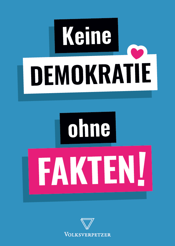 Blaue Postkarte. Groß auf Balken steht: Keine Demokratie (Herz) ohne Fakten!