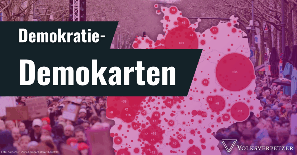 Demokratie-Demokarten steht weiß aufdunkelblauen Balken. Pink überlagert sieht man im Hintergrund eine Deutschlandkarte mit vielen ortsgebundenen Kreisen. Dahinter ein Bild einer großen Demonstration. Unten rechts: Volksverpetzer-Logo in weiß.